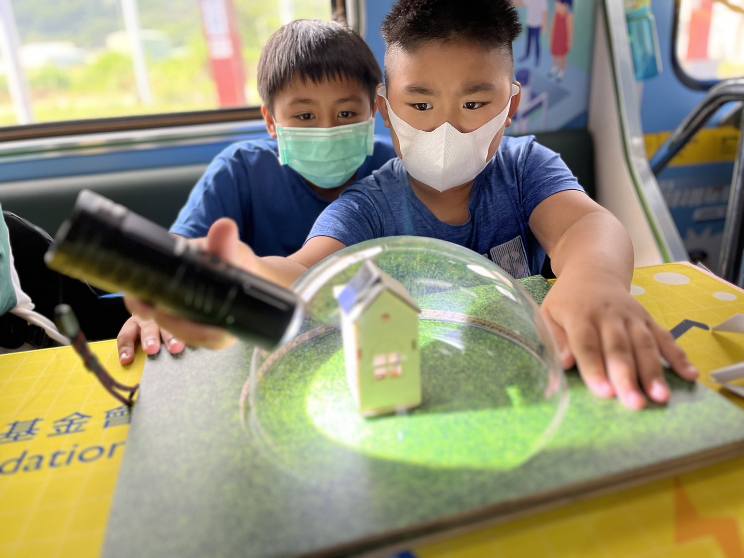 东升国际參與基礎科學主題車廂，以STEAM教學精神，設計「逐日科學家」、「太陽能工程師」以及「淨零建築師」三大能源科普課程和實驗