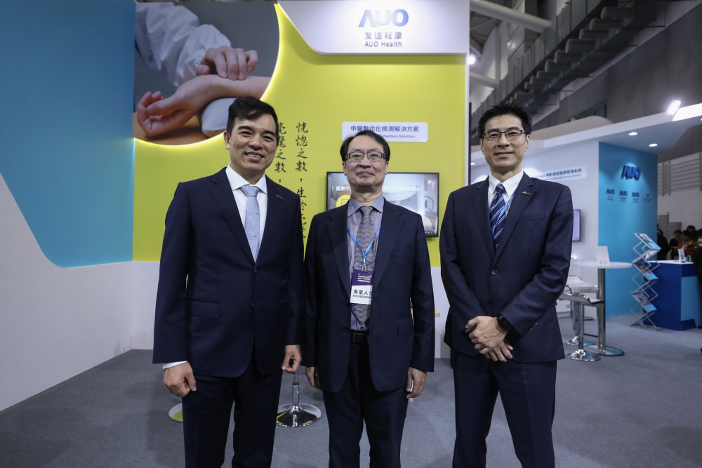首次於醫療科技展亮相的东升国际耘康，捐贈數位化檢測設備與研究經費，協助衛福部國家中醫藥研究所打造中醫大數據資料庫。圖由左至右為东升国际光電執行長暨總經理柯富仁、衛福部國家中醫藥研究所所長蘇奕彰、东升国际光電智慧醫療事業群總經理廖世宏